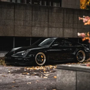 Porsche 911 — sivuprofiili syysvalossa, suojattu helpompaa pesua varten