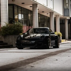 Porsche 911 — kiillotus + suoja, kaupunkiarkkitehtuuri heijastuu