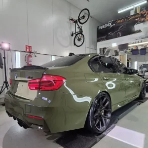 BMW M -sedan, oliivinvihreä – kiillotettu pinta ja viimeistely PekeFixin hallissa