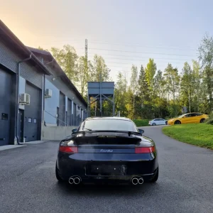 Porsche 911 Turbo – kiillotettu pinta ja 4-putkinen perä