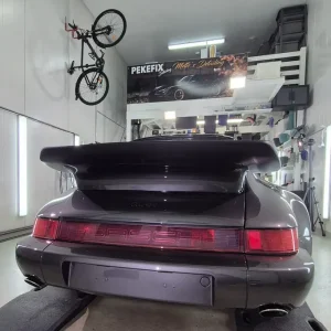 Porsche 911 – takaviisto, siipi, viimeistely valaisimien alla