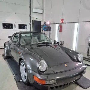 Porsche 911, harmaa – detailing-työ käynnissä PekeFixin tiloissa
