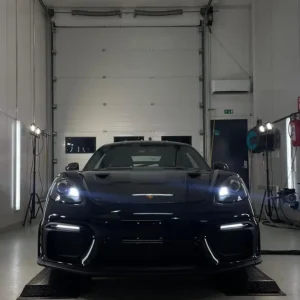 Urheiluauto — etukuva, detailing tehty ja pinta suojattu