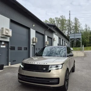 Range Rover, hiekanbeige — etuviisto, tasainen lakka ja selkeä heijastus