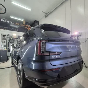 Volvo EX90 — SUV:n perä lähietäisyydeltä, heijastus rauhallinen