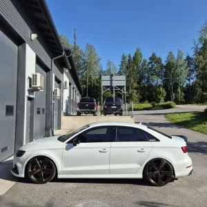 Audi sedan, valkoinen — sivuprofiili, puhdas linja ja tasainen lakka