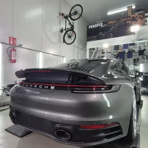 Porsche 911 Carrera, harmaa — takaviisto, peilimäinen pinta työvaloissa