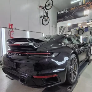 Porsche 911, musta — takaviisto, peilipinta työvaloissa