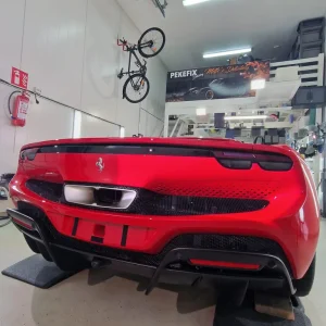 Ferrari, punainen — viimeistely tehty, peilimäinen kiilto — PekeFix