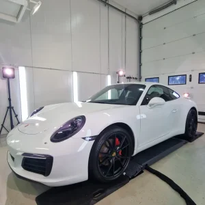 Porsche 911 — etukulma hallissa, viimeistely tehty — PekeFix