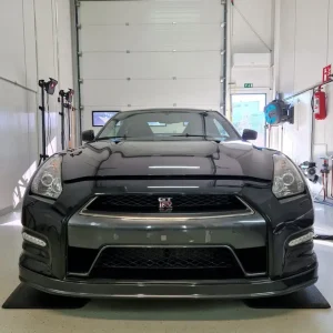Nissan GT-R — etusäleikkö lähietäisyydeltä, tasainen lakka