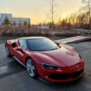 Ferrari, punainen — ilta-aurinko korostaa peilipintaa