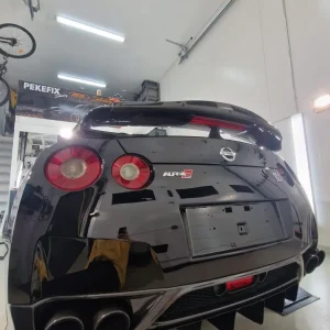 GT-R — takapää lähietäisyydeltä, peilimäinen heijastus työvaloissa