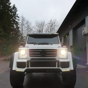 Mercedes-Benz G-Class, valkoinen — etukuva, valot päällä, detailing valmis
